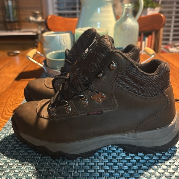 Magellan Outdoors Hiking Boots. - Women’s Size 9.5 - Picture 4 of 5